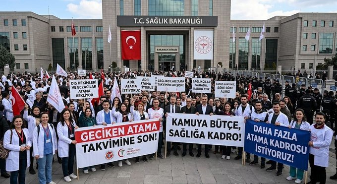 furkanfr33's tweet photo. Kadrolar neden açıklanmıyor #RteEczaDişAtamaBekliyor
@sbkhgm
@saglikbakanligi
@halksagligigm
@suayipbirinci
@DrYerebakan
@drtopaloglu
@RTErdogan
@TDB_TDA
@erolozvar
@memetsimsek
@tcbestepe
@Akparti
@dtcuneytaldemir
@mustafademir
@tebkurumsal https://t.co/k0Pfhg2vab