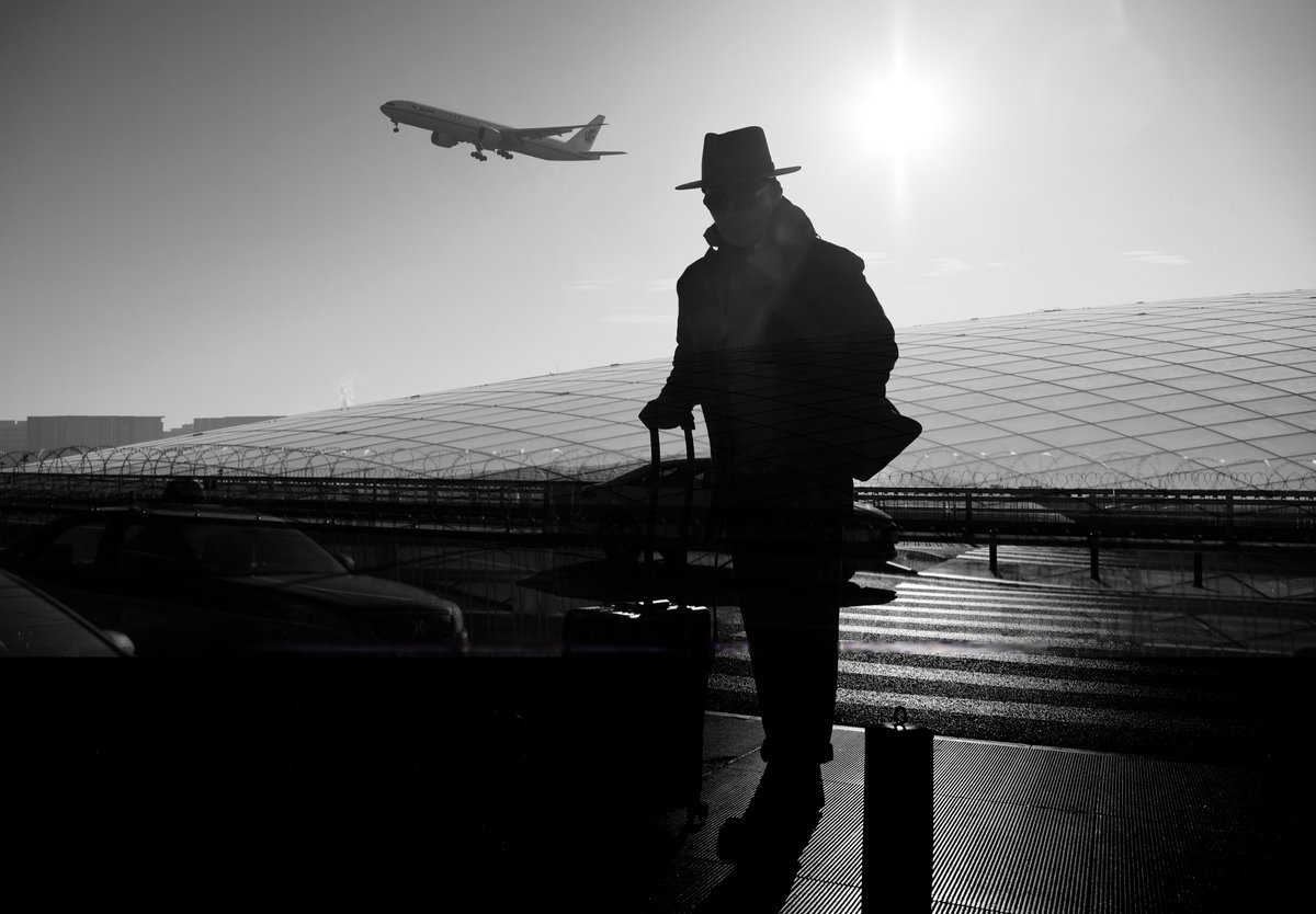 bon197013's tweet photo. 今日は航空機の煙突が見える、寂れた田舎の駅でほっと安らぐな。 https://t.co/11MEqORuBV