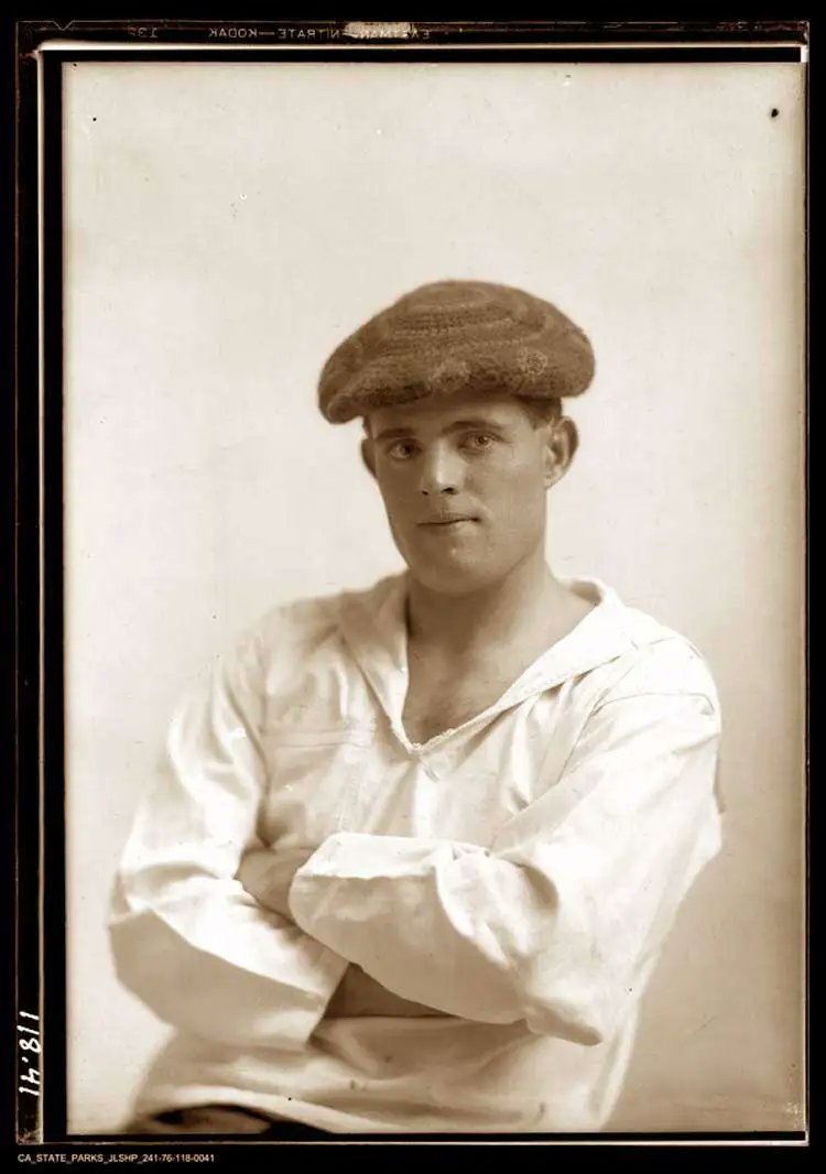 B16Convert's tweet photo. Me gusta esta foto de Jack London con boina de lana. ¿De dónde la habrá sacado? Era marinero en esa época. https://t.co/TyofRbt2gS