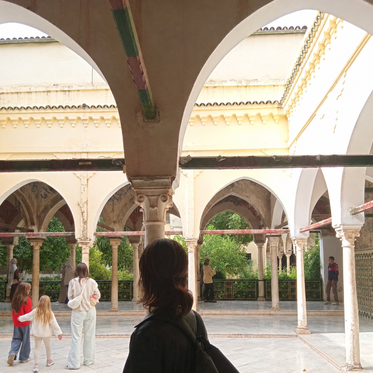 KatyaNoir's tweet photo. 1- Met a nice spanish lady with her daughters in Ahmed Bey's Castle, we got captured in a spontanuous picture 🇪🇦🇩🇿

2- Garden scenery from above with unripe Tangerine trees 🍊

3- My fav bit from the Andalusi song "Maqsadi Ya Habibi" 🧡 https://t.co/qPijiXcZZQ