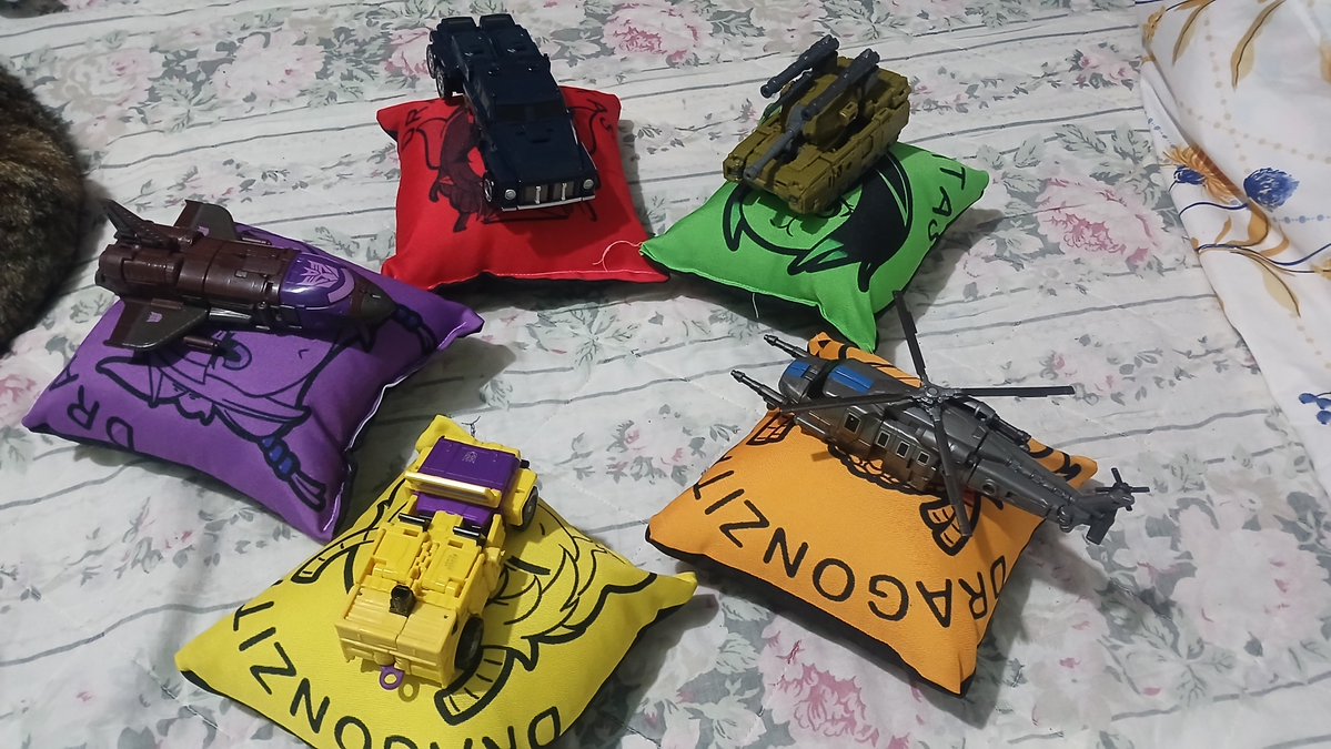 TheBatBehind's tweet photo. Los Combaticons están debatiendo ¿Sobre que están hablando? https://t.co/XnBSEJpn2n