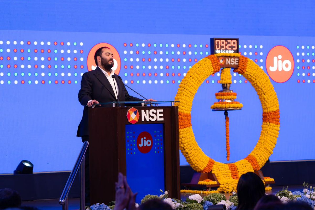 PramodEra's tweet photo. Anant Ambani appreciating the collective effort behind Jio was a reminder that meaningful progress takes teamwork. #DilSeAnant https://t.co/d1D3tzbEG1