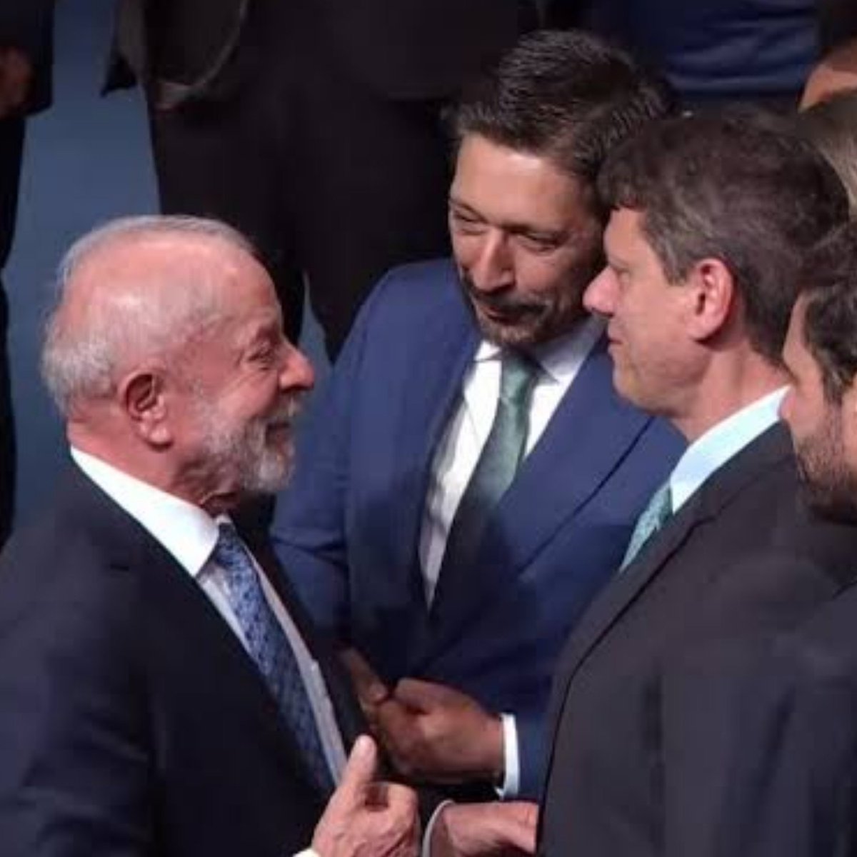 reportersalles's tweet photo. Após carta de Flávio, Tarcísio pública nota dizendo que é preciso “respeitar o resultado das urnas”.

“A eleição acabou e agora é preciso olhar para a frente. Entendo o sentimento de Flávio, entendo sua indignação e sua revolta, e esse sentimento é o de muitos brasileiros também. Mas o caminho é respeitar o resultado das urnas e seguir em frente”, afirmou Tarcísio.