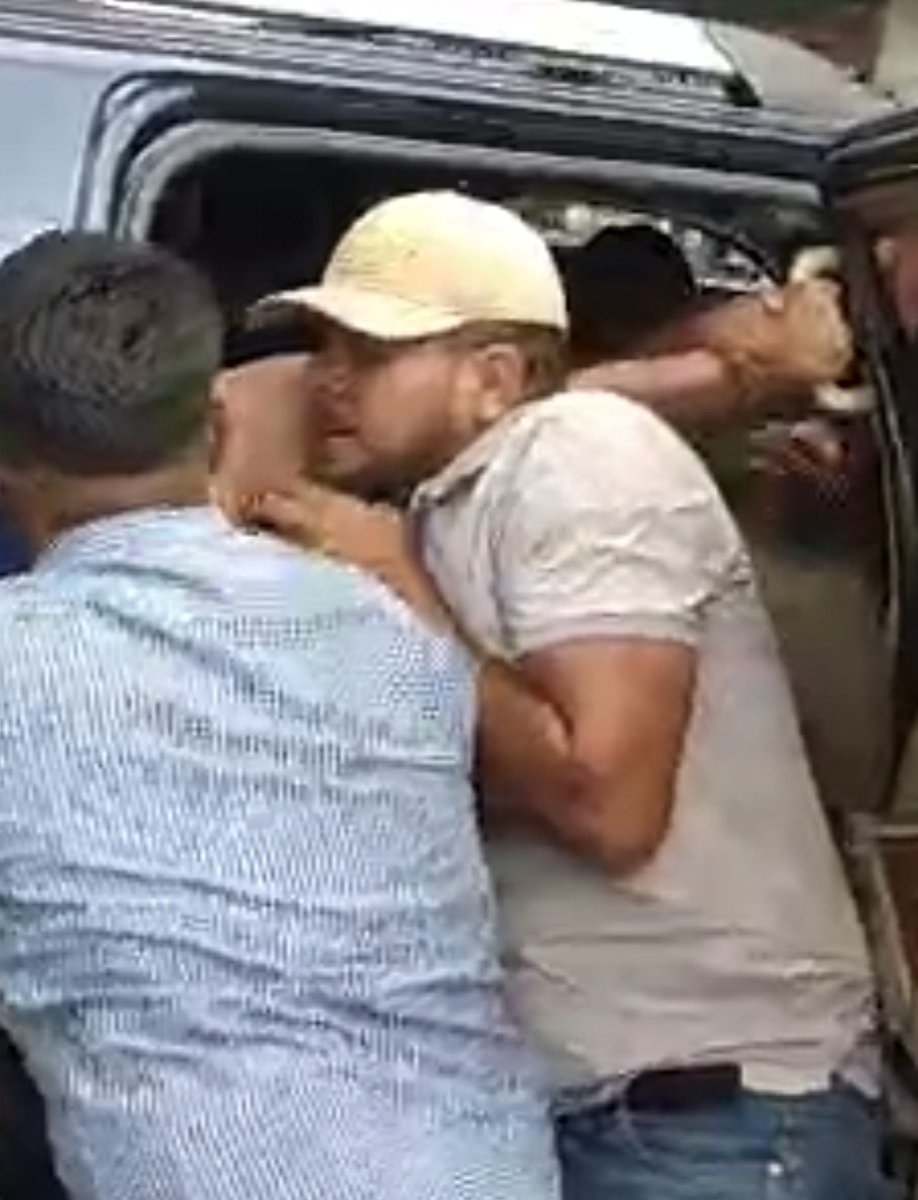 Bitacora58news's tweet photo. 🚨 SE BUSCA INFORMACIÓN: 

Solicitamos información que permita identificar a los sujetos señalados por agredir e intentar secuestrar al dirigente sindical Ángel Bolívar, durante los hechos ocurridos hoy, 28 de octubre, en Caracas.

Exigimos que estos hechos sean investigados y que los responsables respondan ante la justicia. 

La violencia contra los dirigentes sindicales y quienes ejercen su derecho a la protesta no puede quedar impune.

📢 Si tienes fotografías, videos o información verificable sobre lo ocurrido, compártela.

¡Exigimos justicia y garantías para quienes defienden los derechos de los trabajadores!