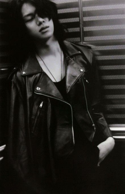 heetitss's tweet photo. sorry sorry era heechul pls come back truly my favorite era of him all the time like he nailed these photos bruhhhh the leather jacket?? the long HAIR?? the face?? fucking kill me now </3 https://t.co/B22mp79EvL