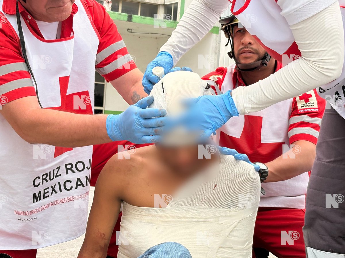 nSaltillo's tweet photo. 🚨 ¡LO GOLPEAN BRUTALMENTE Y TERMINA INCONSCIENTE AFUERA DE LA MAQUINITA!

Un joven de 24 años fue localizado inconsciente y con graves lesiones en el rostro y un brazo, a las afueras del parque La Maquinita.

De acuerdo con versiones extraoficiales, habría sido agredido por varios hombres en un arroyo y, aunque logró salir y caminar algunos metros, terminó desplomándose sobre la calle Francisco Murguía.

Paramédicos de la Cruz Roja lo trasladaron de urgencia al Hospital General, mientras policías municipales realizaron recorridos para tratar de localizar a los presuntos agresores.  #Saltillo