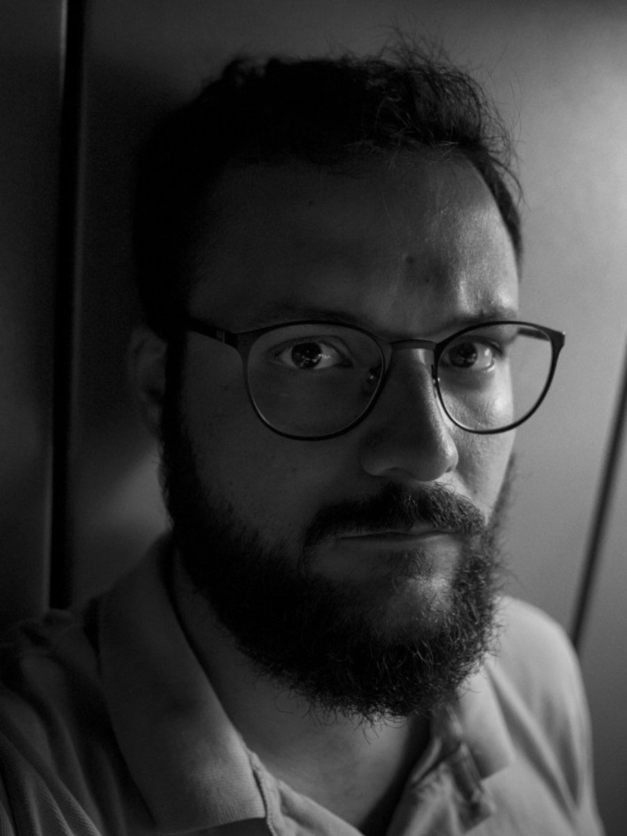javiernegre10's tweet photo. Antonio Acedo, el maquinista fallecido del AVE accidentado en Toledo con decenas de muertos.  Aún sabiendo que iba a perecer en el acto, intentó por todos los medios frenar para salvar el mayor número de vidas posible. Recemos por él y por todos los maquinistas que se la juegan a diario por esas vias que no rehabilita el Gobierno criminal.