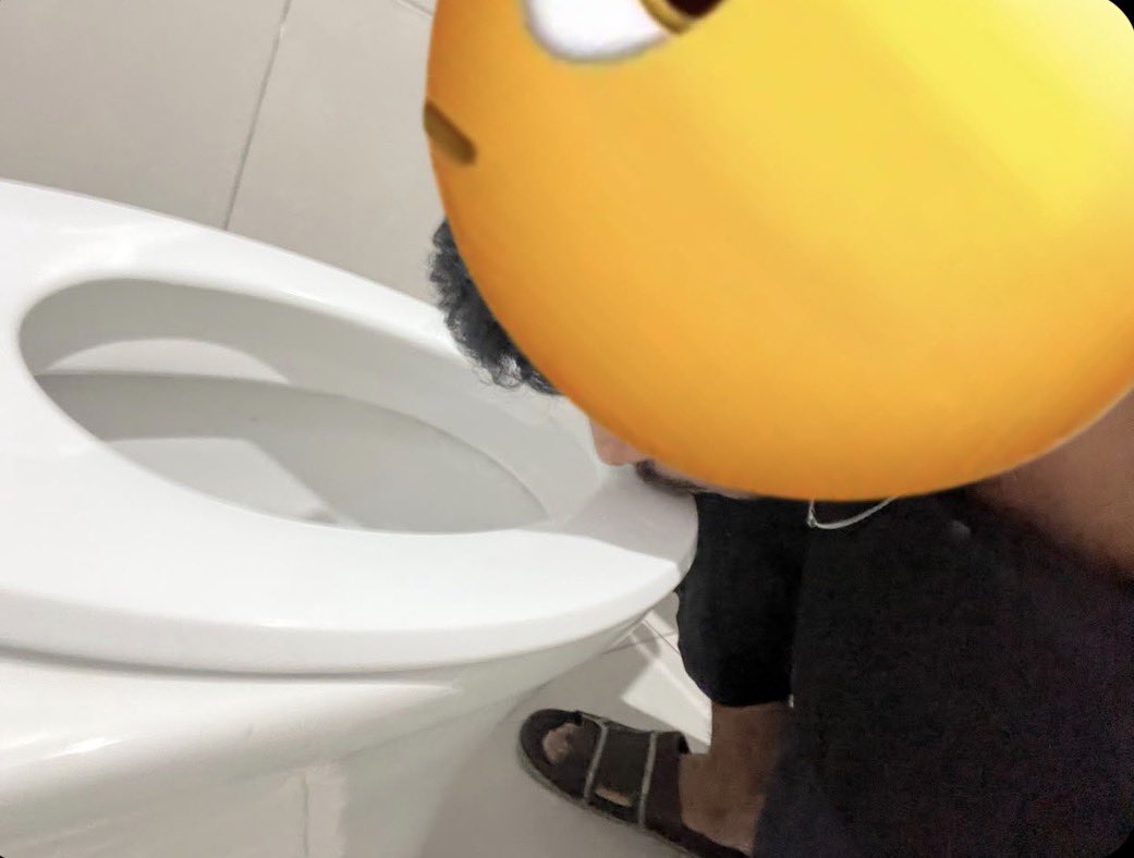 Misharonnnn's tweet photo. Look at this dumbass loser kissing the toilet for me and my friends entertainment😂😂😂 https://t.co/TByUJ2vjtg
