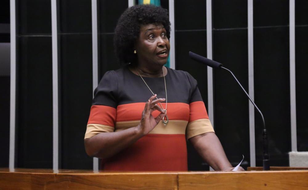 dasilvabenedita's tweet photo. Fiquei abismada com aquela cena de um homem negro acorrentado no comício do Flávio Bolsonaro. A democracia não pode ser usada como escudo para o racismo. A liberdade de expressão não é licença para humilhar, desumanizar ou naturalizar a violência racial. O Brasil aboliu oficialmente a escravidão, mas a luta contra o racismo continua! Corrente no pescoço de um povo nunca mais! Racismo não é piada. Racismo é coisa séria e, diante dele, o silêncio não é uma opção. Leia mais https://t.co/tu77z0G6pr