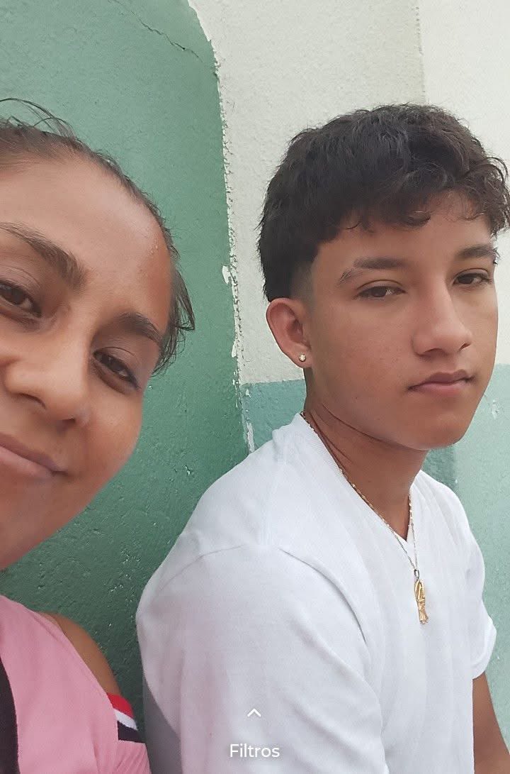 joraplas's tweet photo. De Facebook: “Hoy se cumple un año de que mi niño subió a ese taxi donde nos cambió la vida ,con esa falsa de promesa de trabajo que regresarías a casa y no fue asi hijo mío me duele aceptar que cometiste un error muy grande Pero quien soy yo para juzgarte si lo único que tú querías salir adelante y ayudarme te amo mi niño y yo tengo nada que perdonarte al contrario perdóname a mi por no estar contigo en ese momento en dónde te sentiste solo con esa gente extraña ,sin corazón que lo unico que hace es de aprovecharse de jóvenes como tú qué quieren salir adelante te amo hijo y te amare por siempre y este dolor 💔 que me consume día a día aunque que la gente me ve sonreír ,por dentro me siento vacía ,por qué este dolor no me deja ,solo el hablar de ti hay recuerdos hermosos Pero se hace ese nudo en la garganta y no puedo ni hablar y las lágrimas empiezan a caer ,y no hay consuelo y nunca lo habrá nada más los que pasamos este situación este dolor sabemos lo que se siente realmente 😔💔no jusguen y ayuda a compartir por todos nuestros seres queridos que tienen derecho a regresar a casa sea como sea hayan pasado las cosas tienen derecho”
Verónica Reséndiz, madre de Eduardo Rivera Reséndiz, 16 años desaparecido en Valle de los Molinos, Zapopan, Jalisco, hace un año.