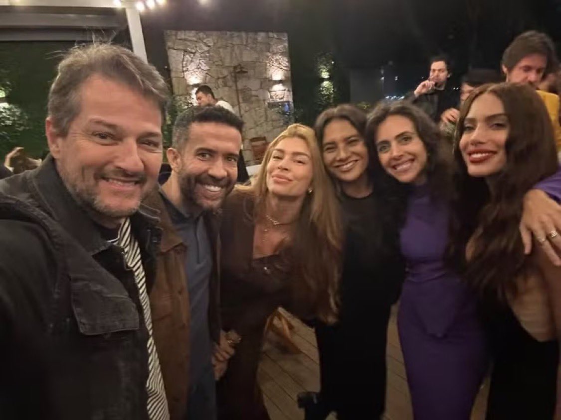 pointcharts's tweet photo. 🚨Anitta, André Janones, Grazi Massafera, Dira Paes, Marcelo Serrado e Giovanna Nader em nova foto durante jantar na casa de Caetano Veloso. https://t.co/EElI0wDMvP