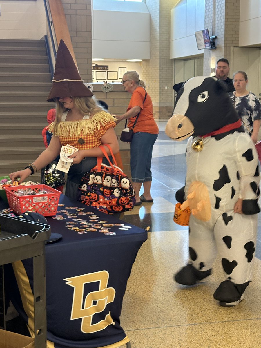 ChrisGearlds's tweet photo. DCHS Safe Trick-or-Treat for the community!  #DecaturProud https://t.co/Q2lPHms5mO