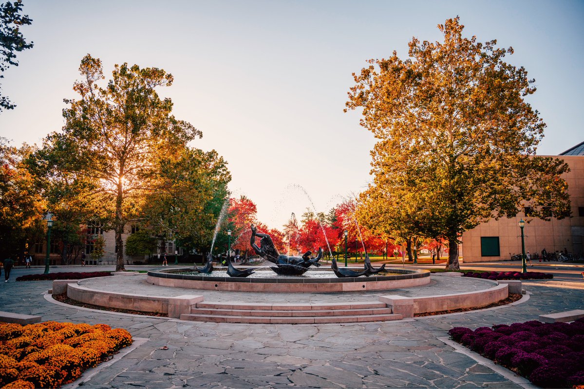 alexpaulphoto's tweet photo. Nearing peak fall color at Indiana University right now. 

No wonder College Gameday chose Bloomington this week. 

Showalter Fountain is going to be an all-time Gameday backdrop on the most beautiful campus in the country. https://t.co/MY02z0NVlb