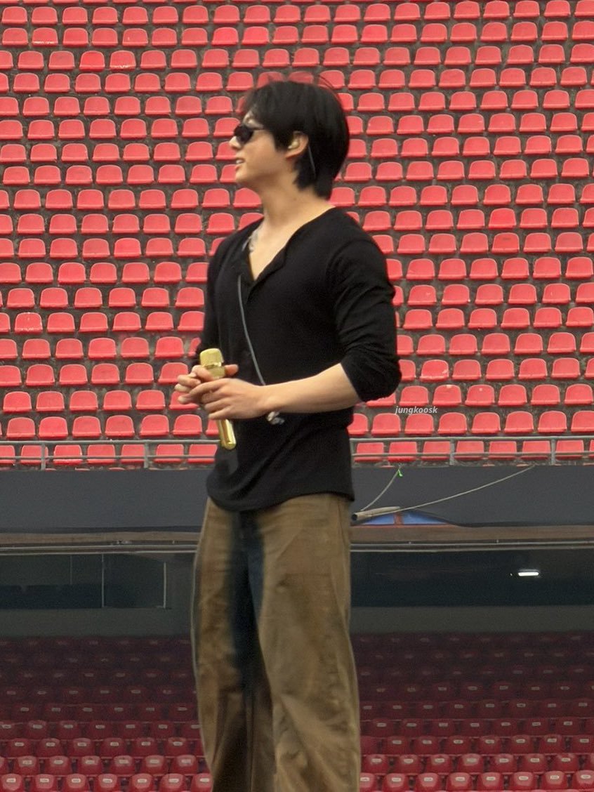 Jkpopking4's tweet photo. @TheePopCore He is the most handsome man alive🙌 https://t.co/6sU0h1LuFY