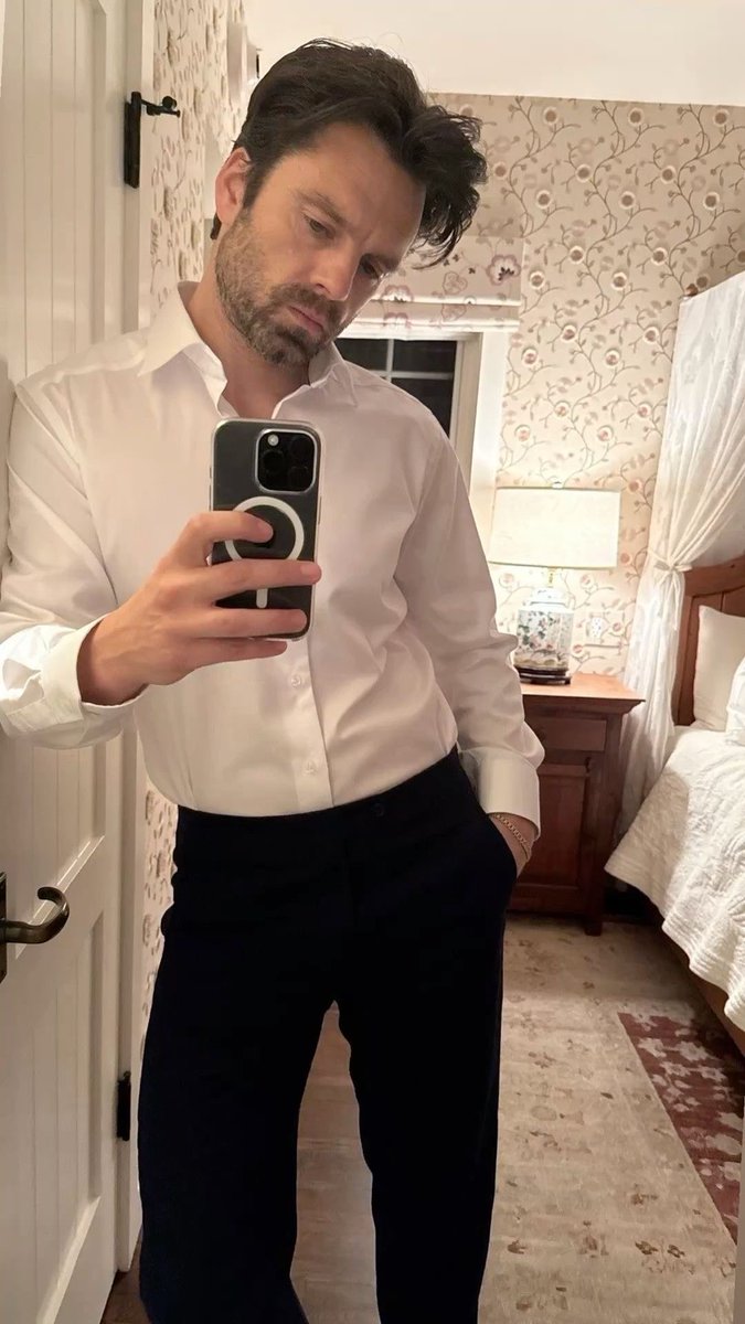 sebstanarchive's tweet photo. Sebastian Stan and his hip sway pose ✨ https://t.co/Q75YtIx7Ki