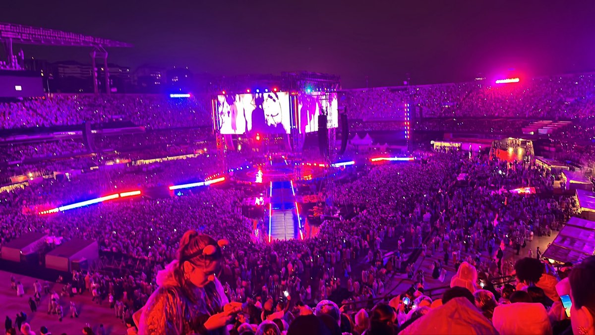 elarchiveseven's tweet photo. Tentando tirar foto na chuva mas foi difícil
TÁ LOTADO 
COMO Q VAI TER IDOL https://t.co/TrQr9EEUEC