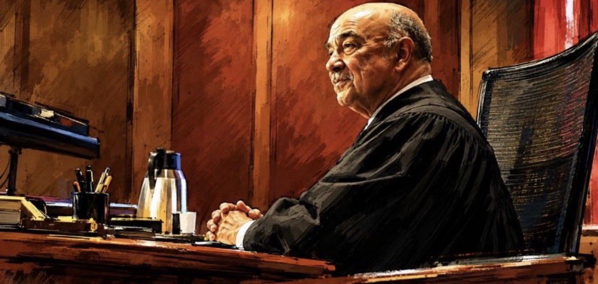 Simonovis's tweet photo. Murió el juez de Maduro. Alvin Hellerstein, el juez federal de Nueva York que llevaba el caso contra Nicolás Maduro y Cilia Flores, falleció hoy a los 92 años.

¿Cómo seleccionan al sustituto?

En el Distrito Sur de Nueva York, la Regla 17 de distribución de casos encarga al comité de asignaciones transferir los expedientes del juez fallecido. Permite distribuirlos a jueces disponibles, después repartirlos por sorteo, de forma lo más equilibrada posible, entre los jueces activos y los jueces sénior disponibles.

Para el expediente de Maduro, lo anunciado es una reasignación aleatoria a otro juez. No hay que esperar a que el presidente nombre a alguien ni a una confirmación del Senado para que el caso continúe. 

Además, en este caso el juicio todavía no había comenzado: la información publicada el 8 de octubre lo sitúa para el 1 de junio de 2027. Por eso, lo que corresponde ahora es sustituir al juez durante la etapa previa al juicio; no repetir un juicio ya iniciado.