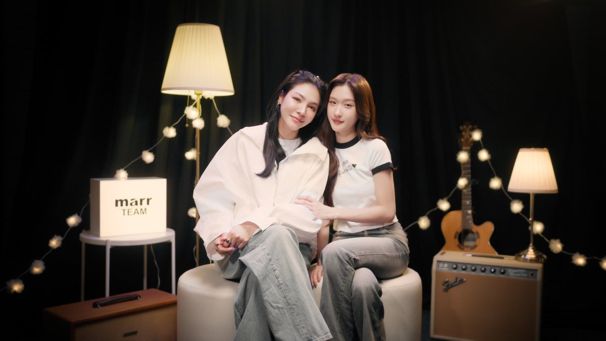 fourteenchannel's tweet photo. “ฝ้าย-อะตอม” ส่งต่อกำลังใจผ่านเพลง “เธอไม่ต้องเข้มแข็งตลอดเวลา” ที่ได้ร่วมทำกับ marr team

MV LINK: https://t.co/Tox0F7KLpZ

#เธอไม่ต้องเข้มแข็งตลอดเวลา #FayeAtom #FayeAtomxmarrteam #marrteam

ฝ้าย - พีรญา มะลิซ้อน และ อะตอม - ปริยะ ปิยะพันธ์โอภาส เป็นคู่จิ้น Girls' Love ที่ร่วมงานกันในซีรีส์เรื่องแรกคือ  "BROKEN (Of) LOVE หัวใจช้ำรัก" ภายใต้สังกัด Fabel Entertainment การจับคู่ดังกล่าวได้รับการเปิดตัวอย่างเป็นทางการในเดือนกุมภาพันธ์ พ.ศ. 2569 ที่ผ่านมา

และล่าสุด ฝ้าย อะตอม มาร่วมทำเพลง กับ marr team มีชื่อเพลงว่า “เธอไม่ต้องเข้มแข็งตลอดเวลา”

“เธอไม่ต้องเข้มแข็งตลอดเวลา” ซิงเกิลที่ 54 จาก marr team ซึ่งได้ “ฝ้าย อะตอม” มาร่วมถ่ายทอดความรู้สึกของคนที่กำลังเหนื่อยล้า และต้องการใครสักคนคอยบอกว่า ไม่เป็นไรที่จะอ่อนแอ

“เธอไม่ต้องเข้มแข็งตลอดเวลา” บทเพลงที่อยากส่งต่อกำลังใจให้กับคนที่กำลังเผชิญเรื่องราวหนัก ๆ ในชีวิต ผ่านมุมมองของการยอมรับความรู้สึกของตัวเองว่าเราไม่จำเป็นต้องเข้มแข็งอยู่ตลอดเวลา หากวันนี้ไม่ไหวก็สามารถหยุดพักและปล่อยให้น้ำตาได้ทำหน้าที่ ผ่านท่อนฮุก “เธอไม่ต้องเข้มแข็งตลอดเวลา อ่อนแอก็ได้เป็นธรรมดา เดี๋ยวมันก็จะผ่านไป ทุกเรื่องราวที่หนักใจ อยากให้รู้ว่าไม่เป็นไร” ที่เปรียบเสมือนคำปลอบโยนสำหรับคนที่กำลังเหนื่อย และอยากบอกว่าไม่ต้องแบกทุกอย่างเอาไว้เพียงลำพังนอกจากนี้เพลงยังถ่ายทอดมุมมองของการเติบโตผ่านความเจ็บปวด ผ่านท่อน “หากไร้เม็ดฝน ดอกไม้คงไม่เบ่งบาน หากไร้ความเจ็บปวด หากไม่ทรมานก็คงไม่ได้เติบโต”

เมื่อผสานเข้ากับเสียงร้องของ “ฝ้าย อะตอม” ยิ่งทำให้เพลงเต็มไปด้วยความอบอุ่นและความเข้าใจ กลายเป็นอีกหนึ่งบทเพลงที่อยากบอกกับทุกคนว่า วันนี้จะอ่อนแอก็ไม่เป็นไร ขอเพียงให้เวลากับหัวใจ เพราะสุดท้ายทุกเรื่องราวจะผ่านไป

สามารถติดตามผลงานเพลง “เธอไม่ต้องเข้มแข็งตลอดเวลา” ได้ทุก Streaming Platforms  และทาง Youtube :marr team official , Instagram : marrteam.official , Tiktok : marr_team