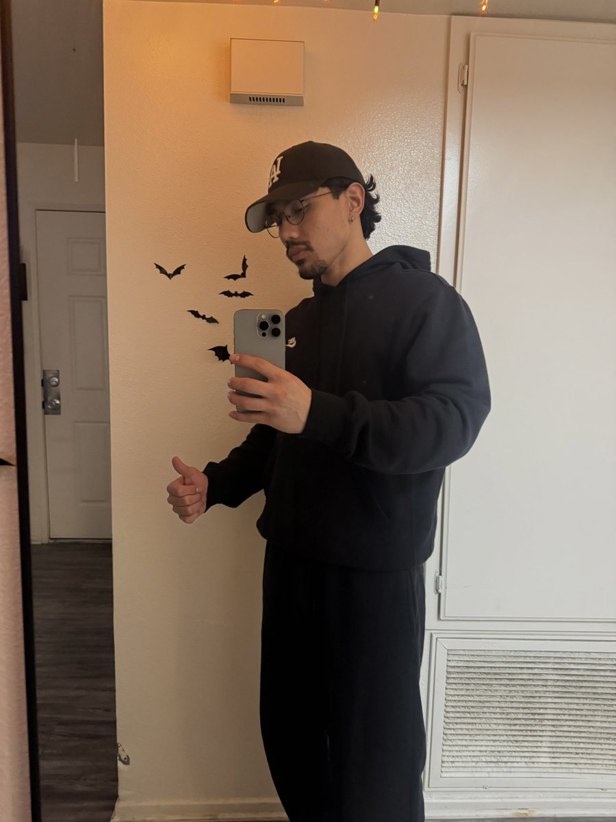 isflx7's tweet photo. Cold morning, who’s warming me up? https://t.co/jvyMsKYoSs