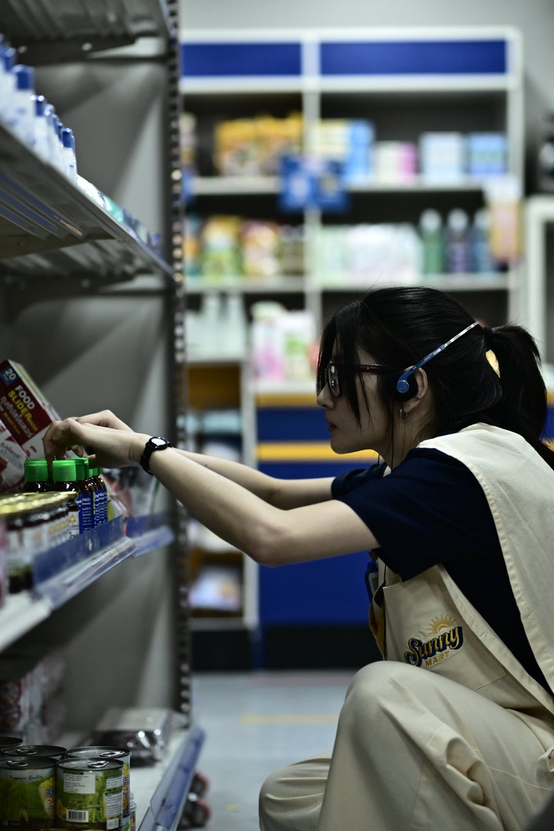 mable_siriwalee's tweet photo. สวัสดีค่ะ Sunny Mart ยินดีต้อนรับค่ะ
เราชื่อ เดียร์ เป็นพนักงานกะดึกของที่นี่
สิ่งที่สำคัญกฎ 13 ข้อของที่ร้านอย่าลืมเป็นอันขาด

#TheRulesEP1
#TheRulesกฎหลังเที่ยงคืน https://t.co/vS3VClEAmb