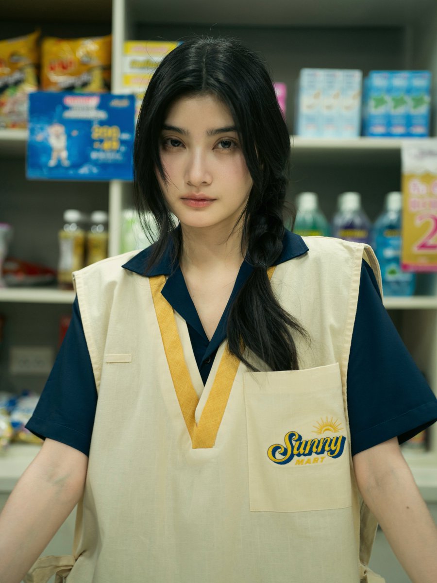 mable_siriwalee's tweet photo. สวัสดีค่ะ Sunny Mart ยินดีต้อนรับค่ะ
เราชื่อ เดียร์ เป็นพนักงานกะดึกของที่นี่
สิ่งที่สำคัญกฎ 13 ข้อของที่ร้านอย่าลืมเป็นอันขาด

#TheRulesEP1
#TheRulesกฎหลังเที่ยงคืน https://t.co/vS3VClEAmb