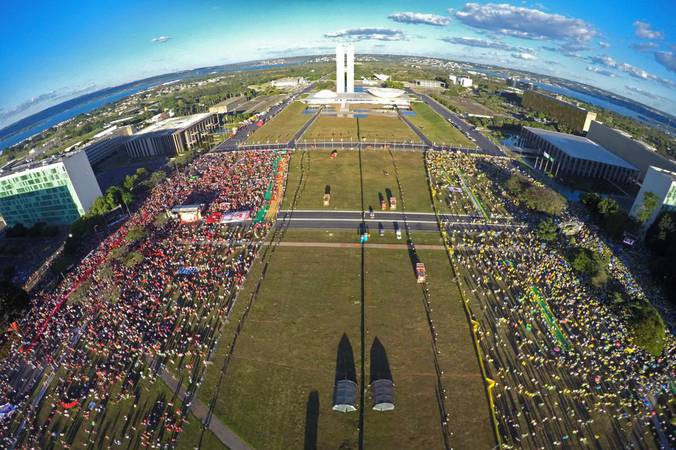 SenadoFederal's tweet photo. Senado analisa projeto que criminaliza a intolerância política https://t.co/oHtdI4Nar7 https://t.co/78g4baJbDg