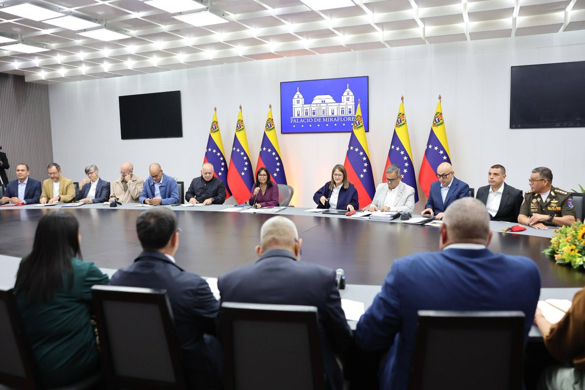 _jhannelygg's tweet photo. Presidenta Delcy Rodríguez lideró reunión del Consejo de Vicepresidentes Sectoriales y Ministros en Miraflores. https://t.co/4jfeHS5kcA
