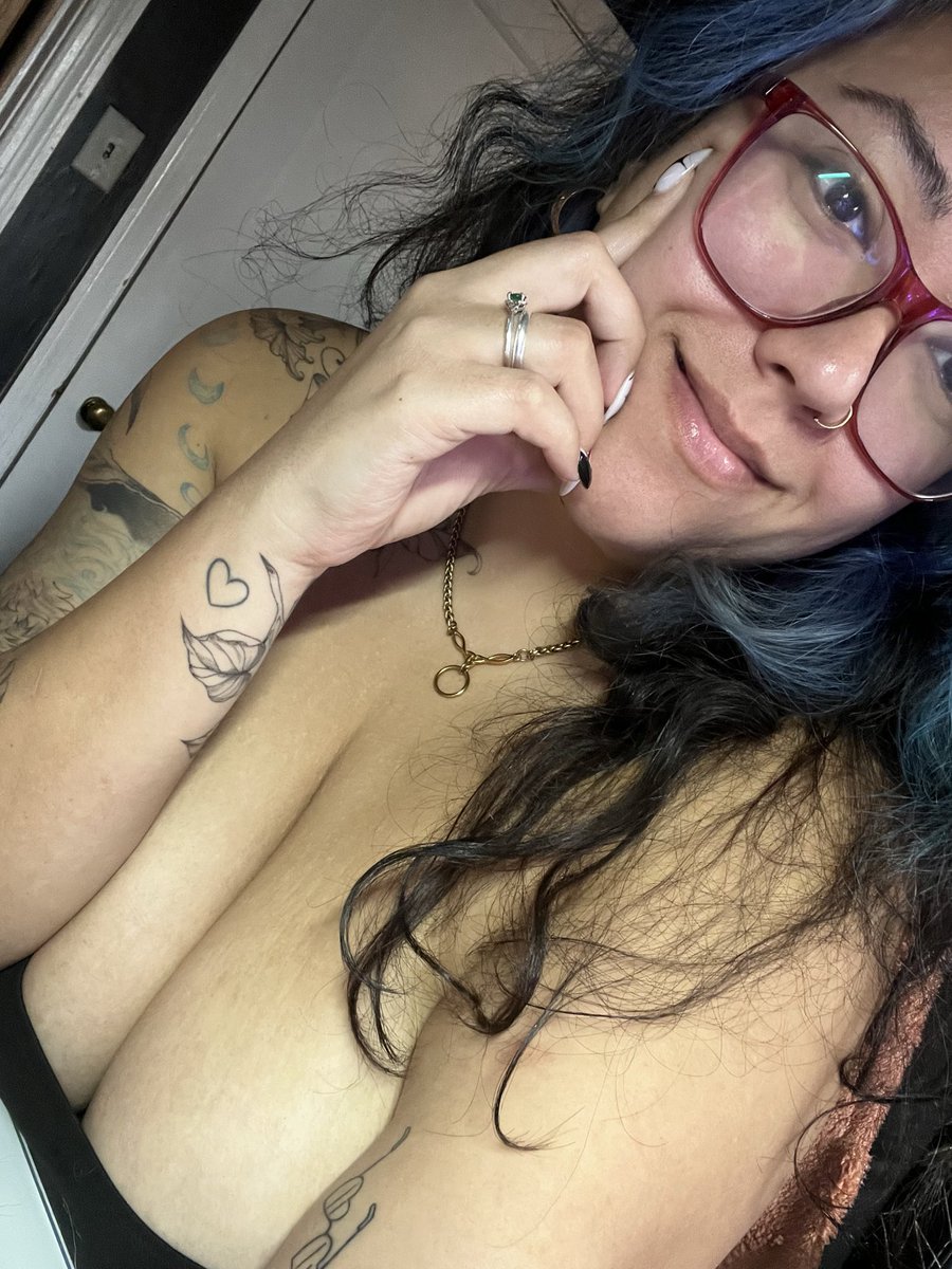 bvbblegvms94's tweet photo. an interesting top to wear to get tattooed. speaking of, help with my tattoo fund 💰💸 https://t.co/djjlFExtWD