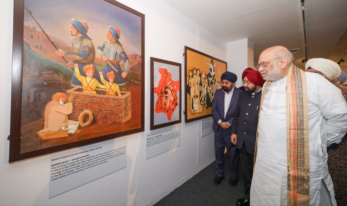 AmitShah's tweet photo. आज नई दिल्ली में विश्व पंजाबी संगठन द्वारा आयोजित 'मन की बात' पर आधारित चित्र प्रदर्शनी में सम्मिलित हुआ।

विश्व का सबसे बड़ा जन-संवाद कार्यक्रम #MannKiBaat जन-भागीदारी से राष्ट्रनिर्माण का जीवंत उदाहरण है। मोदी जी ने इसके माध्यम से प्रसिद्धि से दूर रहकर देश के कोने-कोने में काम कर रहे अनगिनत नायकों को पहचान दी है और 'बेटी बचाओ-बेटी पढ़ाओ', खादी व स्वच्छता से लेकर जल संरक्षण तक अनेक विषयों को जन-आंदोलन में बदला है।