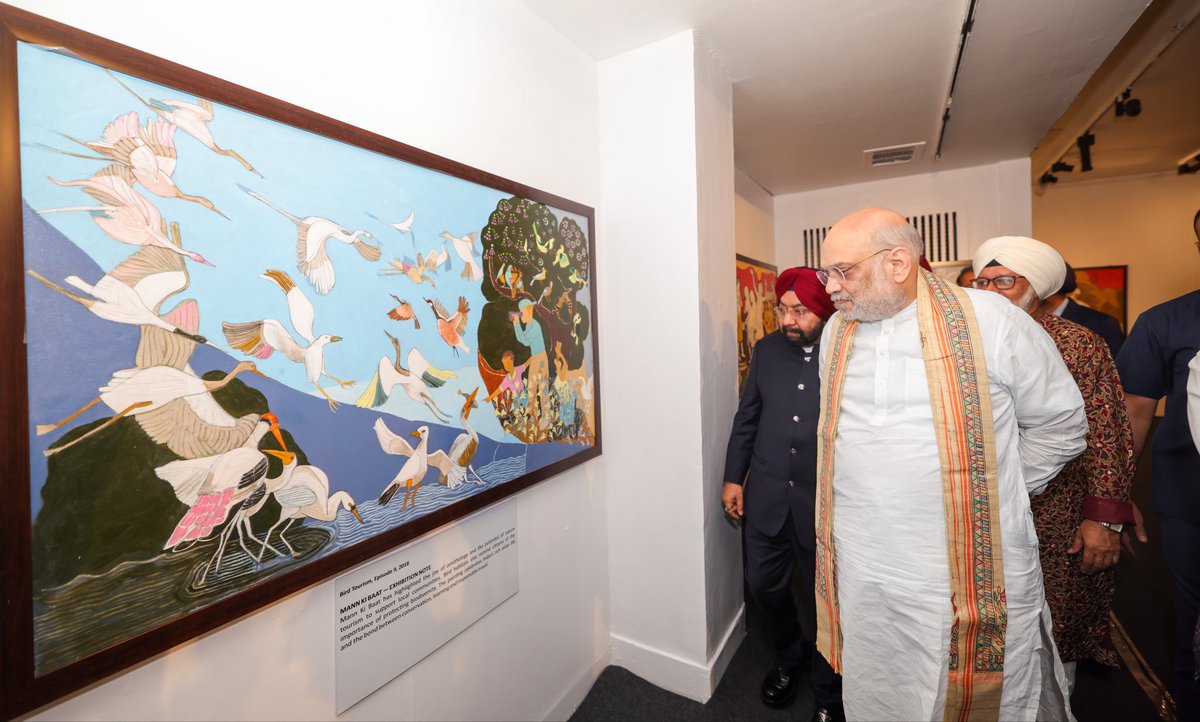 AmitShah's tweet photo. आज नई दिल्ली में विश्व पंजाबी संगठन द्वारा आयोजित 'मन की बात' पर आधारित चित्र प्रदर्शनी में सम्मिलित हुआ।

विश्व का सबसे बड़ा जन-संवाद कार्यक्रम #MannKiBaat जन-भागीदारी से राष्ट्रनिर्माण का जीवंत उदाहरण है। मोदी जी ने इसके माध्यम से प्रसिद्धि से दूर रहकर देश के कोने-कोने में काम कर रहे अनगिनत नायकों को पहचान दी है और 'बेटी बचाओ-बेटी पढ़ाओ', खादी व स्वच्छता से लेकर जल संरक्षण तक अनेक विषयों को जन-आंदोलन में बदला है।
