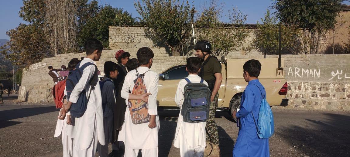 PSFStrategic's tweet photo. جنوبی وزیرستان کے علاقے بی بی رغزئی میں ونگ کمانڈر نے علیمہ مڑھ، مروبی مارکیٹ اور بی بی رغزئی چیک پوسٹ کا دورہ کیا، جہاں انہوں نے مقامی عمائدین، نوجوانوں، ڈرائیوروں اور ڈیرہ اسماعیل خان جانے والے مسافروں سے ملاقات کرکے علاقے کی صورتِ حال پر تبادلۂ خیال کیا۔ https://t.co/lvGtBybQmS