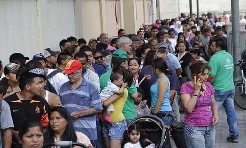soldierofpep's tweet photo. Españoles cuando ocurre una desgracia vs "Españoles" cuando dan comida gratis https://t.co/QCwBGvAF0d