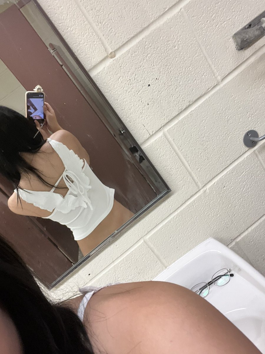secretweightl's tweet photo. School bathroom #bodycheck 

#edrtwt #shedtwt https://t.co/emJ22V9Xyg