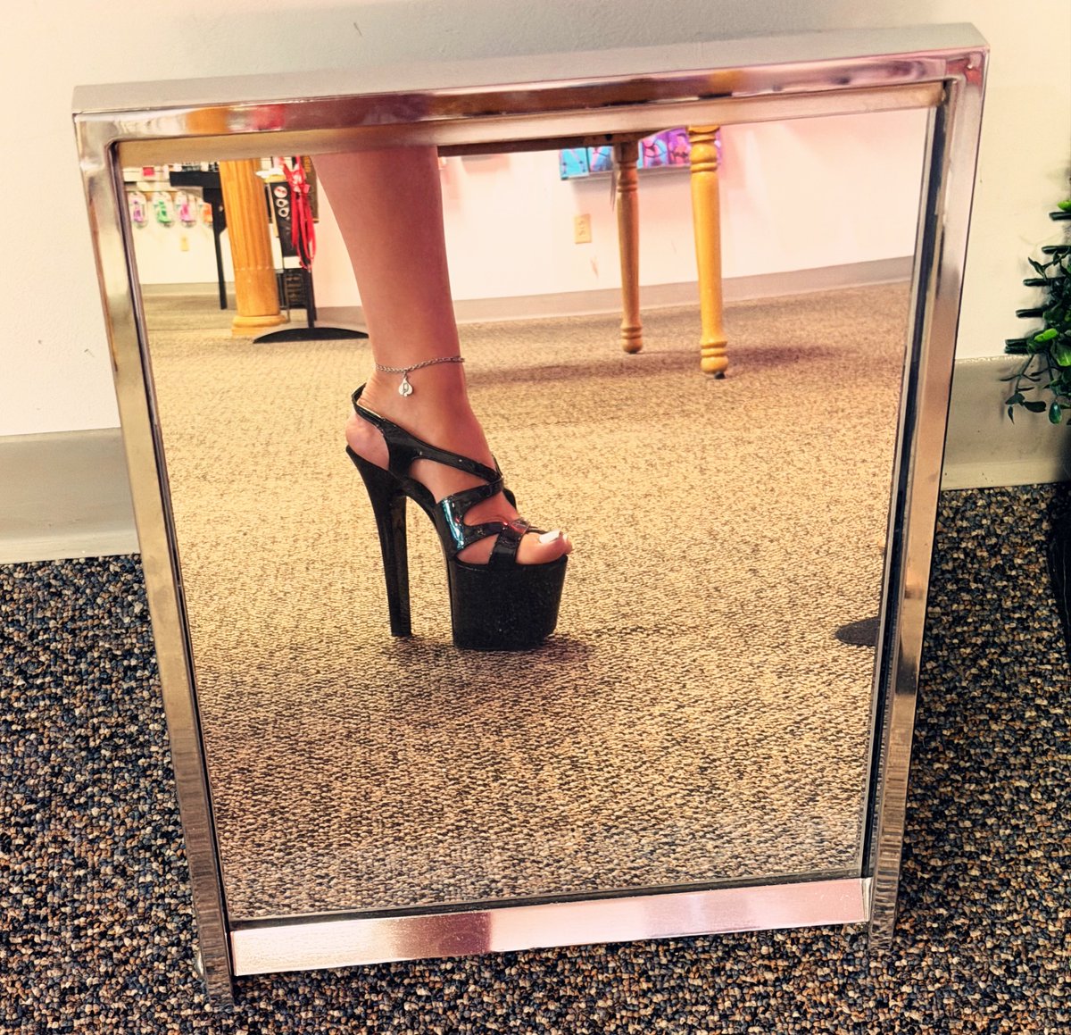 GZarasahara's tweet photo. Yes to platform heels? https://t.co/QNzOYZCdWM