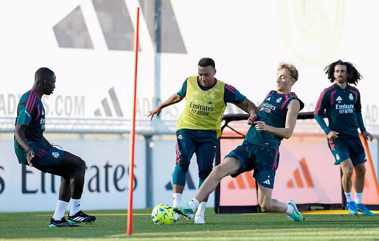 SabRaconte's tweet photo. Pendant ce temps Kylian Mbappé a reprit l’entraînement comme si de rien n’était https://t.co/ijV7YRuQH0