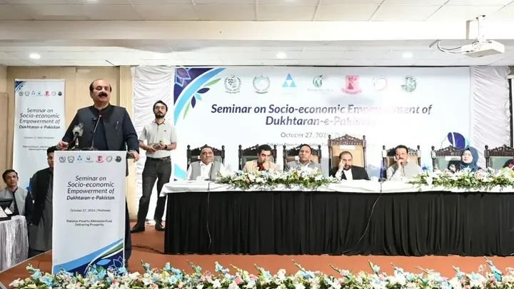 PMsYouthProgram's tweet photo. Chairman Rana Mashhood visited Shaheed Benazir Bhutto Women University, Peshawar, to attend the seminar “Socioeconomic Empowerment of Dukhtaran-e-Pakistan.” He highlight PMYP initiatives, including proposed provision of 250,000 Chromebooks to students nationwide https://t.co/B58suuxXCp