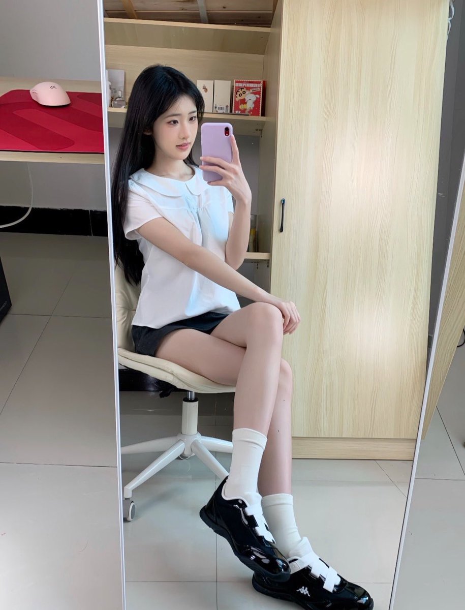 sharon45ue2's tweet photo. 现在是02:09分、新拍的  

有人想要锐评一下我20岁的福嘛😌 

（拒绝人机）赶紧看，我要删了  真没

有📷流言2我真给呀 https://t.co/yjB8xBhRiG