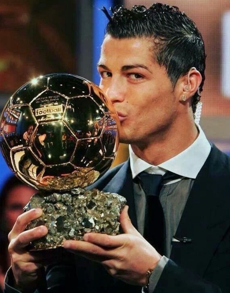 ArobaseGiovanny's tweet photo. 🔴🔴🔴 OFFICIEL :

LE BALLON D'OR 2008 DE CRISTIANO RONALDO A ÉTÉ ÉLU PLUS GRAND BALLON D'OR DE TOUS LES TEMPS. https://t.co/bxJb4mYfAI