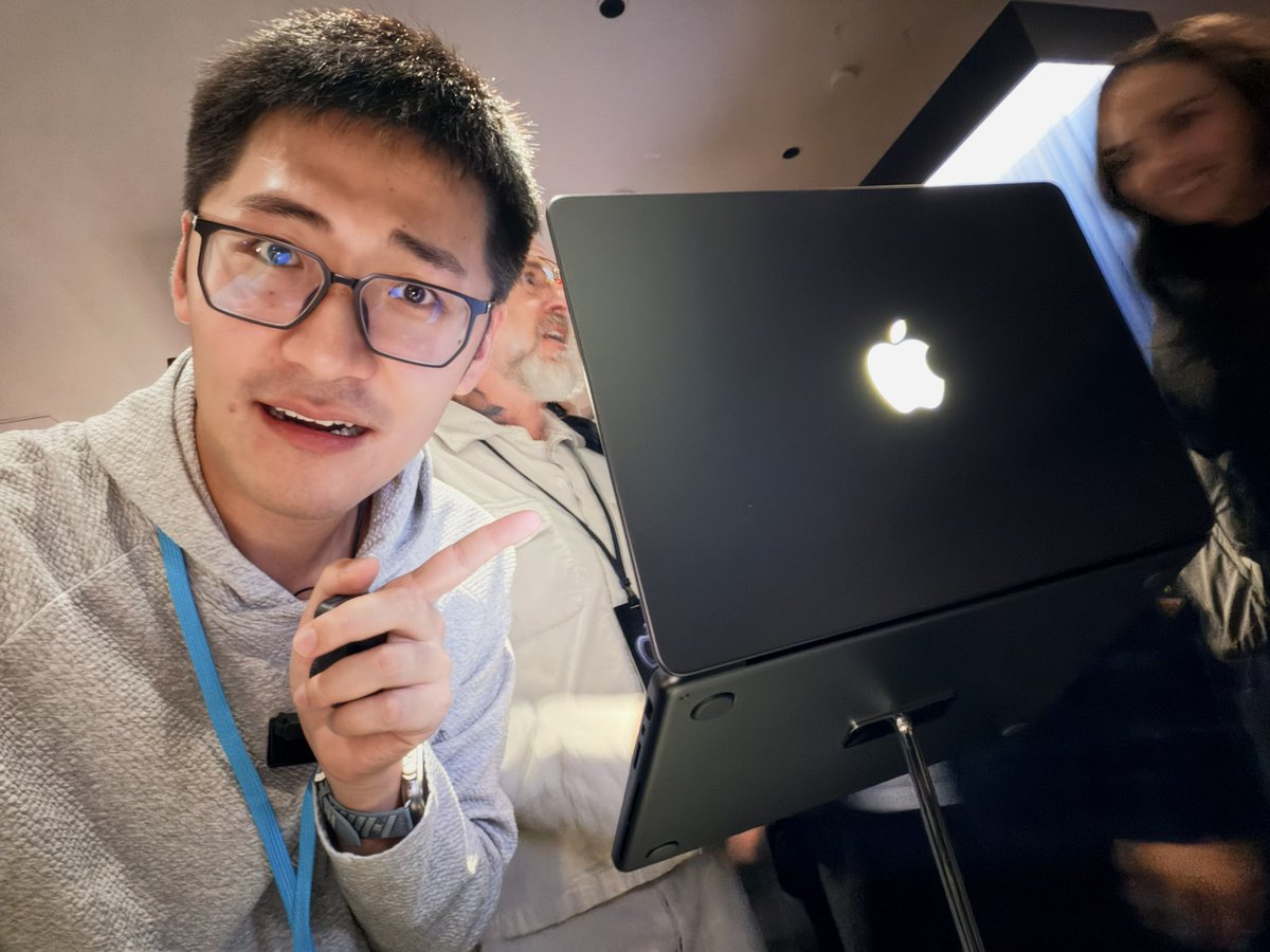 mediastorm_en's tweet photo. Hmmmmmmm… a touchscreen MacBook Pro…

Not many things can make me angry, but someone touching my screen randomly might be one of them. https://t.co/8eOpLG9Vhq