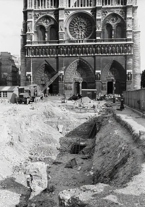 gomezdetejada's tweet photo. En 1965, la ciudad de París decidió construir un aparcamiento subterráneo bajo la plaza situada frente a Notre-Dame.

Los arqueólogos encontraron un muelle romano a orillas del Sena, casas romanas con calefacción por suelo radiante y un tramo de muralla urbana construido a principios del siglo IV, cuando París aún era una pequeña localidad romana llamada Lutecia.

Por encima de esos estratos se encontraban las estrechas calles medievales y los sótanos de las viviendas que antaño rodeaban la catedral, incluida la antigua Rue Neuve Notre-Dame. También aparecieron los cimientos de un hospital del siglo XVIII para niños abandonados.

La excavación se prolongó hasta 1972. Dado que las ruinas se consideraron demasiado importantes para ser destruidas, se conservaron bajo la plaza. En 1980, se abrieron al público como la Cripta Arqueológica, la primera de su tipo en Francia.

Todavía permanece allí; se accede a ella a través de una pequeña escalera situada en la plaza frente a la catedral.
La construcción de Notre-Dame comenzó en 1163. Aquella muralla romana que se encuentra debajo fue erigida más de 800 años antes.

Créditos: Claude Bordier