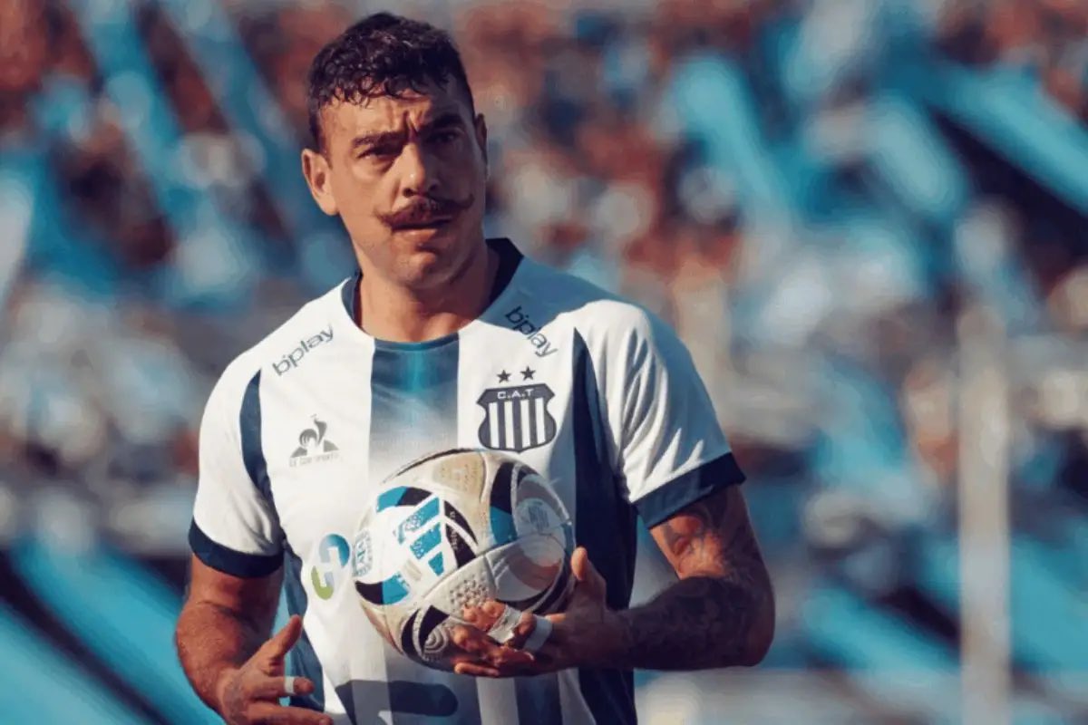 claudiocanriocc's tweet photo. Francisco Salinas, lateral derecho de #CoquimboUnido, y Matías Catalán, defensor central y lateral derecho que finaliza contrato en #Talleres, se encuentran en carpeta de #ColoColo e interesan para la temporada 2027. 

Ambos futbolistas son del agrado de la gerencia deportiva. https://t.co/CCJ3wnJeDQ