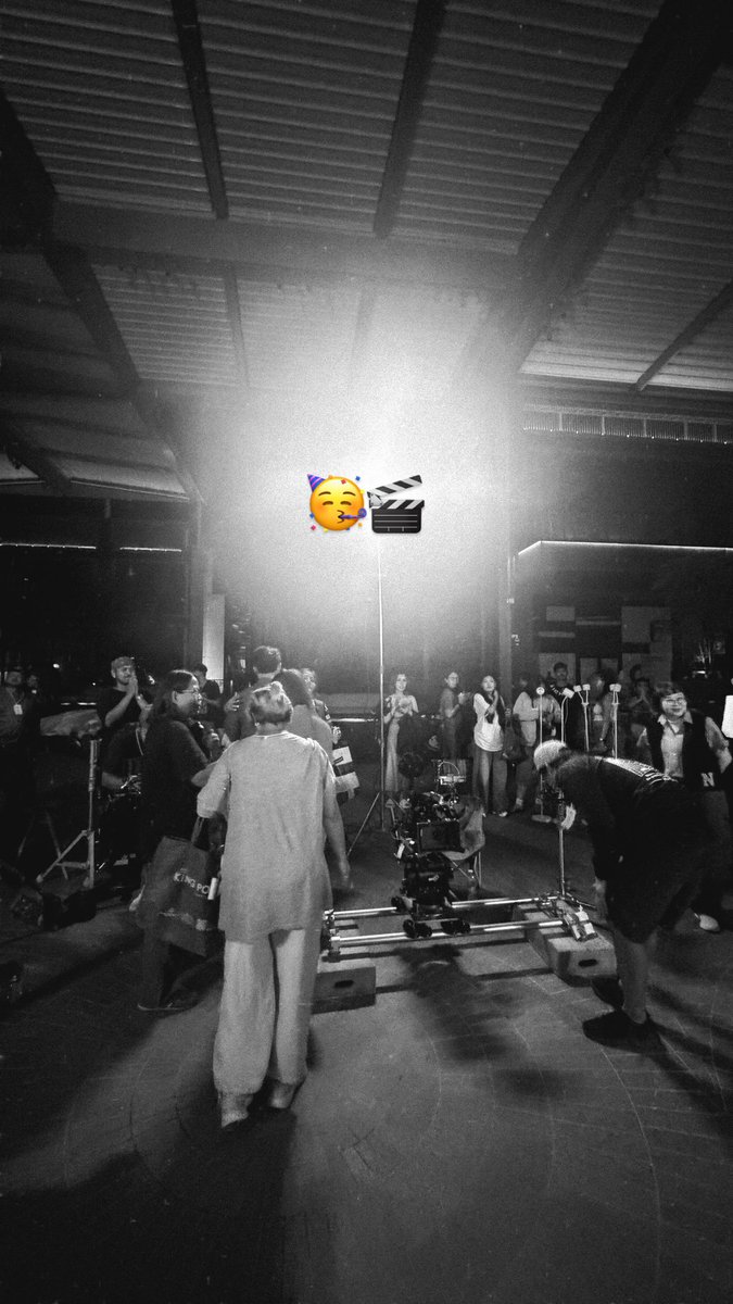 dao_nguyen2908's tweet photo. Last day shooting 🧙🏻‍♀️🪄🔮
#TheWitchOfSiam
Freen shared some delicious bread with the cast and crew on the last day of filming 🧙🏻‍♀️

#แม่มดแห่งสยาม
#srchafreen https://t.co/StLrbFFes0