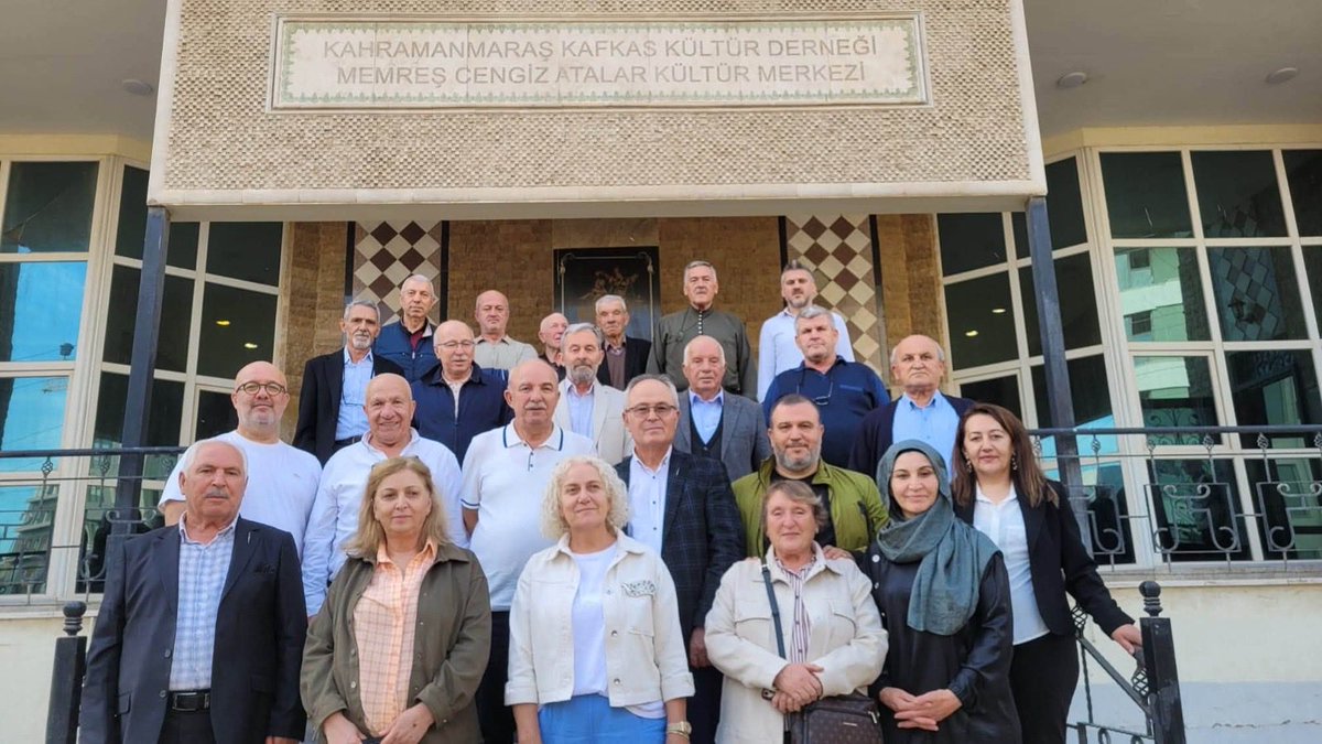 KAFFED's tweet photo. KAFFED DOĞU AKDENİZ BÖLGE DERNEKLERİ TOPLANTISI

24.10.2026  Kahramanmaraş Kafkas Kültür Derneği ev sahipliğinde gerçekleşen, KAFFED Doğu Akdeniz Bölge Toplantısı'na, KAFFED Yönetim Kurulu Üyesi ve Doğu Akdeniz Bölge Temsilcisi Selahattin CANTÜRK, Kahramanmaraş Kafkas Kültür Derneği Bşk. Hami KOÇ, Adana Çerkes Derneği Bşk. Münevver DUMAN, Ceyhan Kuzey Kafkas Kültür ve Eğitim Derneği Başkanı Abdulkadir ORAL, Reyhanlı Çerkes Derneği Adige Xase Başkanı Şamis APİŞ, İskenderun Çerkes Derneği Bşk. Osman ALHAS, Göksun Çerkes Kültür Derneği Bşk. Özmen SEVİM katılmışlardır.

Ayrıca bölgemizde bulunan Büyük Çamurlu Kültür Derneği Bşk. Hikmet ARSLANHAN ve derneklerimizden Yönetim Kurulu üyeleri, KAFFED  delegeleri katılım sağlamıştır. Toplantıya katılmak için yola çıkan ve aracı arızalandığı için dönmek zorunda kalan Mersin Dernek Bşk. Serdar ATEŞALP’e geçmiş olsun diliyoruz.

Toplantıda;
-KAFFED genel kurul ve başkan adaylarımızın bölge ziyaretleri ,delegelerimizin Ankaraya gidiş proğramları hakkında genel değerlendirme yapıldı.

-Genel kurulda görüşülecek Tüzük değişikliği hakkında detaylı bilgilendirme yapıldı ve 1 ve 2  madde  hakkında tüm  katılımcılar görüşlerini bildirdiler.

-Derneklerimizin şu an devam eden kültürel faaliyetleri ve bu sezon içinde planladıkları programlar hakkında başkanlarımız genel bilgilendirme yaptılar.

-Bölgesel olarak yapılabilecek ortak etkinlikler için fikir alışverişi yapıldı. Doğu Akdeniz Bölgesel olarak -Festival
-Şenlik-Piknik
-Anavatan Gezisi  
Olmak üzere neler yapılabileceği konuşuldu ve önümüzdeki toplantıda görüşülmesi kararlaştırıldı.

-Derneklerimiz yapacakları faaliyetleri sosyal medyadan paylaşınca tüm bölge Derneklerimiz kendi sosyal medyalarından paylaşarak destek vermesi kararlaştırıldı.

-Sonraki toplantının  belirlenecek bir tarihte Afşin derneğimizle görüşülerek orada yapılması kararlaştırıldı.

-Temenni ve teşekkür konuşmaları ile toplantı sonlandırıldı.

Evsahibimiz, Kahramanmaraş Kafkas Kültür Derneği Bşk. Hami KOÇ ve emeği geçen tüm hemşerilerimize, yönetim kurulu üyelerine, tüm başkanlarımız adına  teşekkür ederiz.