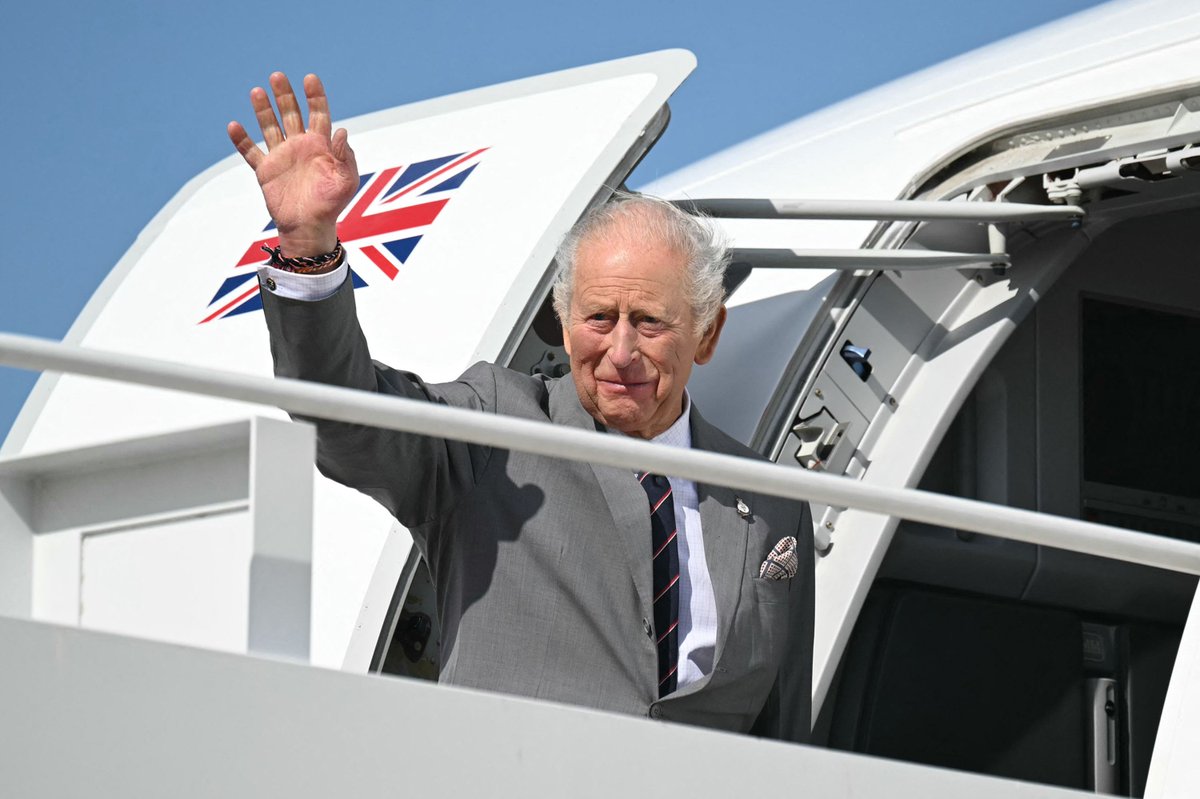 Fascinate_Hist's tweet photo. King Charles III is 1 of only 3 people who can travel anywhere on Earth legally without a passport. 🇬🇧 https://t.co/iaQwoAyg45