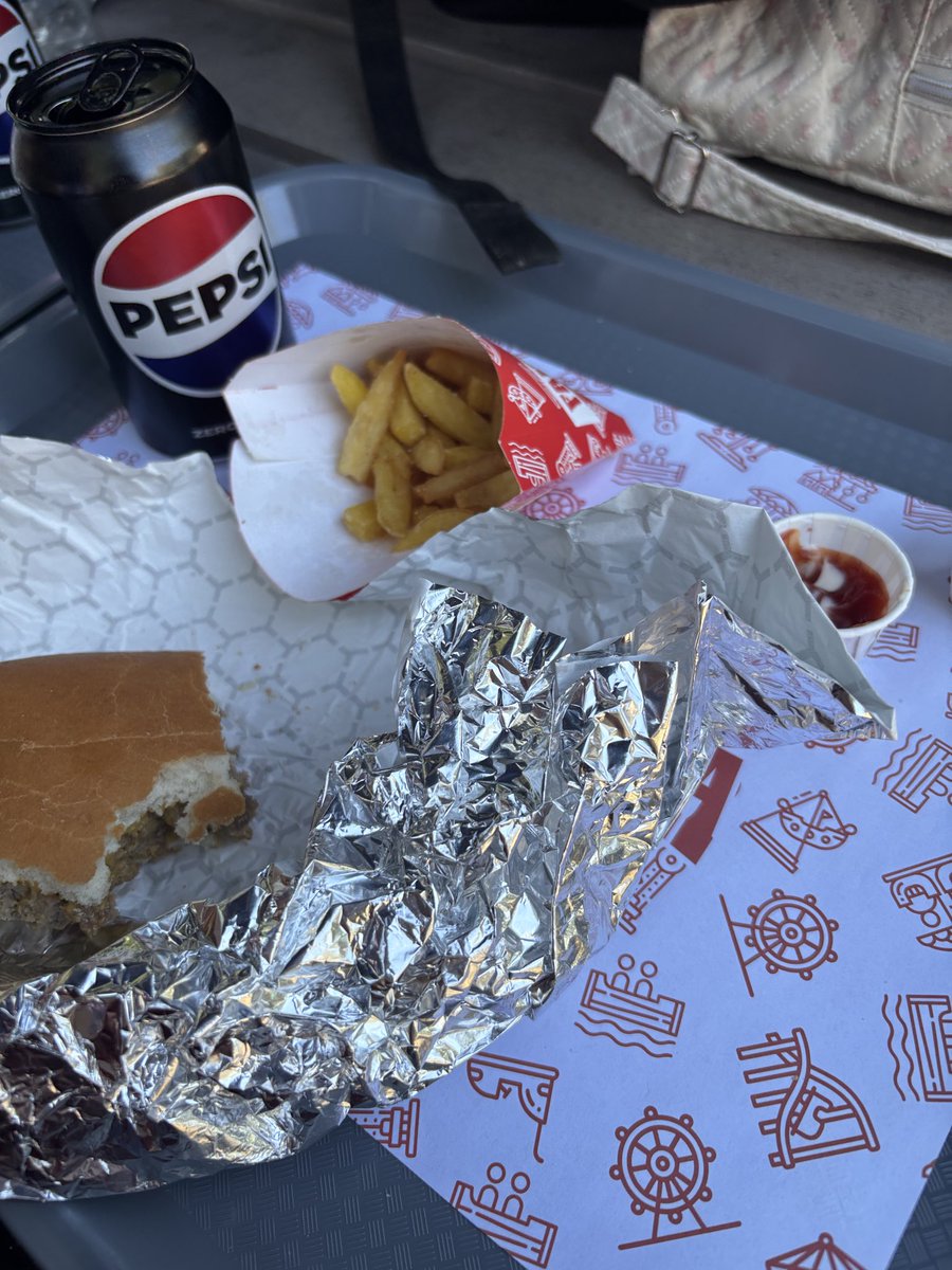 aantito777's tweet photo. COMIENDO EN FANTASILANDIAIAIA https://t.co/n8cWBl1Gs0