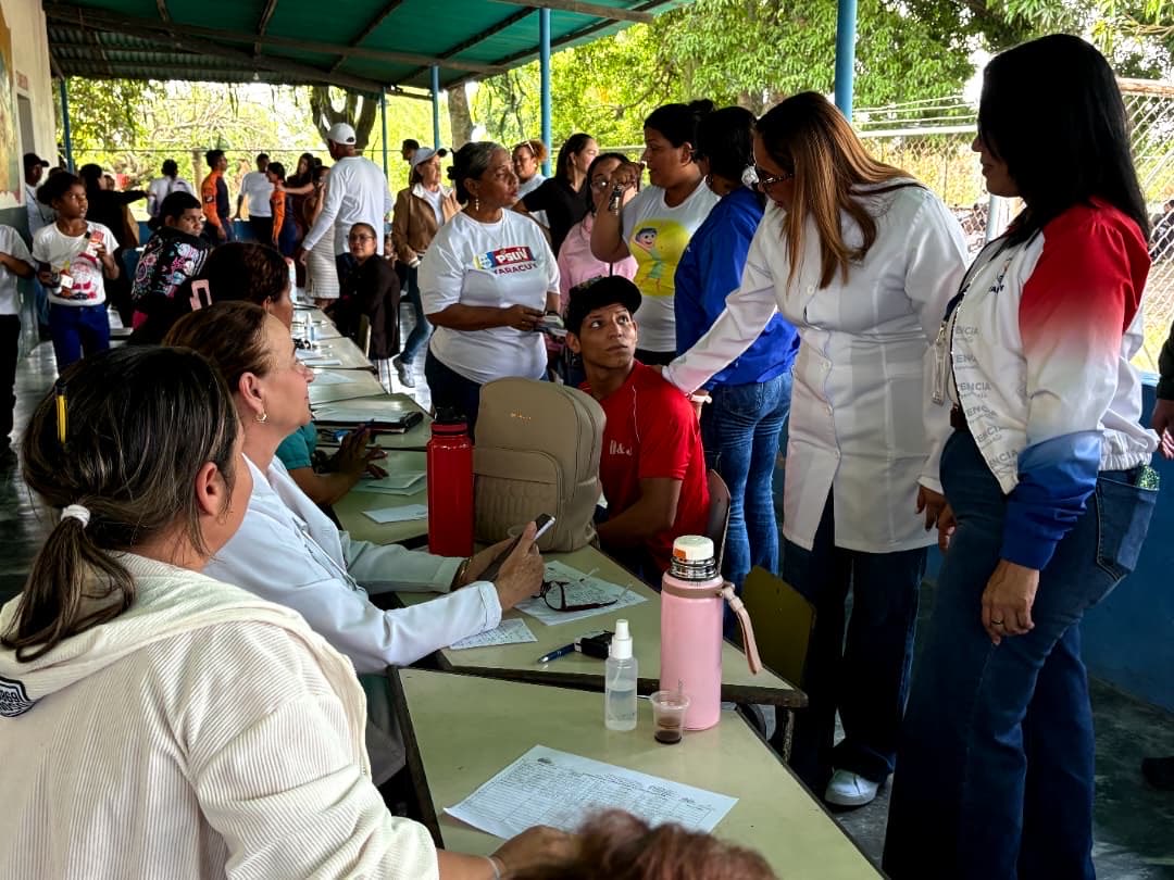 GobYaracuy's tweet photo. Gobernación Bolivariana de Yaracuy despliega atención integral y protección social en Charaguao

A traves de Prosalud y siguiendo orientaciones del Gobernador Leonardo Intoci, se atendieron a 107 personas del municipio San Felipe con más de 280 atenciones médicas y la entrega de +12.000 medicamentos.

¡Protección y salud directa en la comunidad!