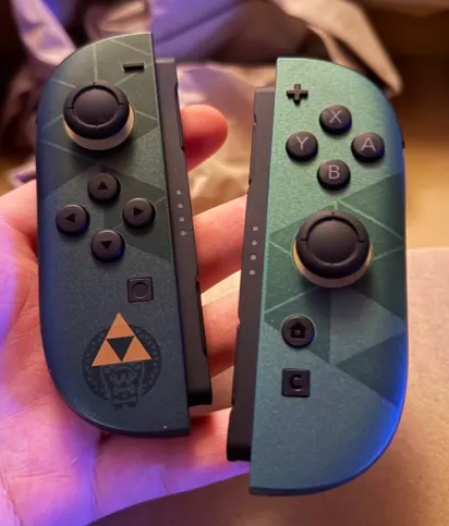 Nintendeal's tweet photo. Zelda Joy-Con have unique system menu colors https://t.co/I3pOayhPP4