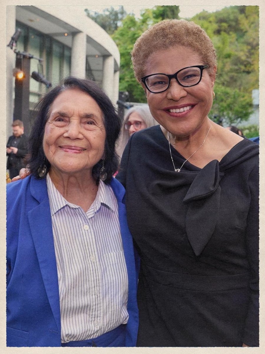 KarenBassLA's tweet photo. Today, we lost an icon. Dolores Huerta was a fearless leader, a dear friend and an inspiration who taught me never to give up.

We honor her legacy by continuing the fight for farm workers, civil rights and dignity for all.

¡Sí, se puede! Rest in power, Dolores. https://t.co/bHrctwAxgr