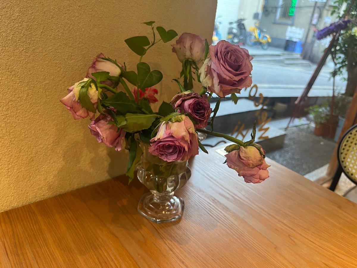 oaeaoa's tweet photo. [行该巳铺の前で、秋風が心地よい。]， https://t.co/punrae1mjl
