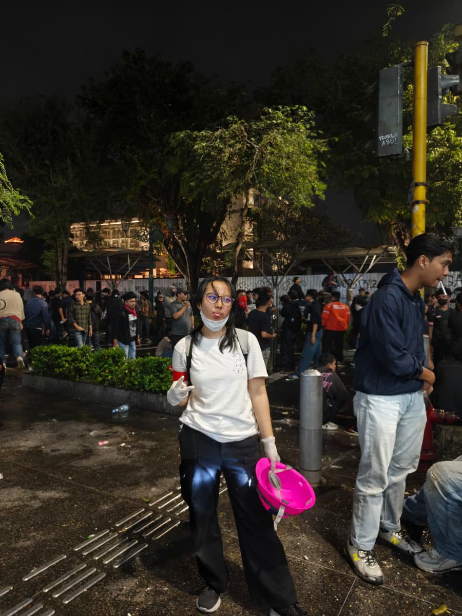 trunotittari's tweet photo. TW// DARAH. Hampir 10 jam dari jam 5 tadi sampai sekarang, jalan dari masjid ke titiik nol, ke dprd, dipukul mundur terus sampe akhirnya di tugu dan gramedia, nanganin banyak orang dengan macem2 kasus, ada yg kepalanya bocor ada yg gasadar dll, udah gitu masih disemprot tear gas https://t.co/1WD02khmxc
